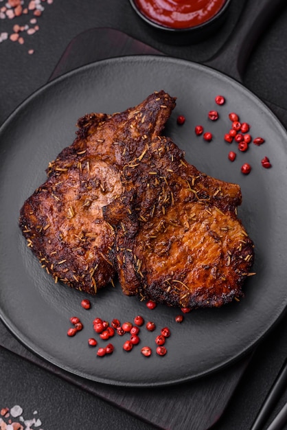 Délicieux steak de bœuf ou de porc sur l'os grillé aux épices et au romarin