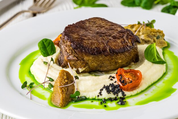 Délicieux steak de boeuf sur table en bois, gros plan