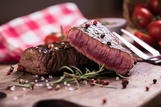 Délicieux steak de boeuf sur table en bois, gros plan