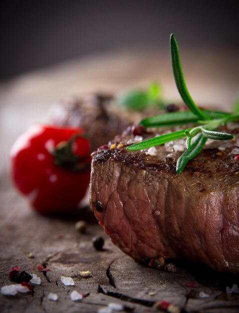 Photo un délicieux steak de bœuf sur une table en bois.