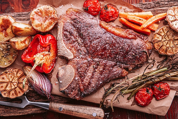 Délicieux steak frais pour le dîner. aliments protéinés savoureux et sains