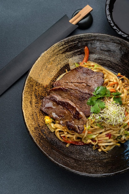 délicieux steak frit en sauce dans un restaurant