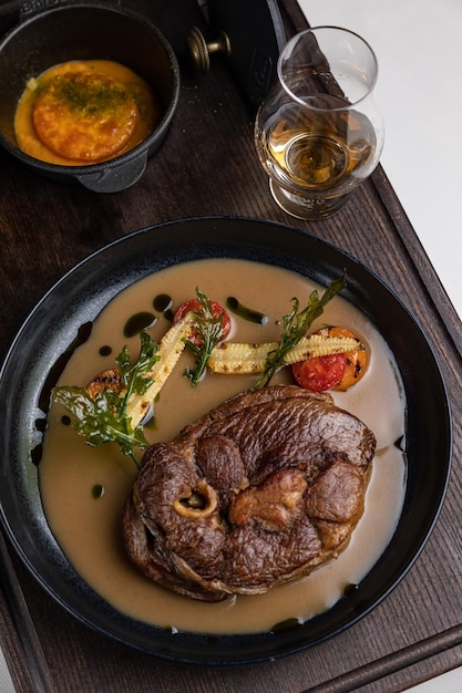 délicieux steak frit en sauce dans un restaurant