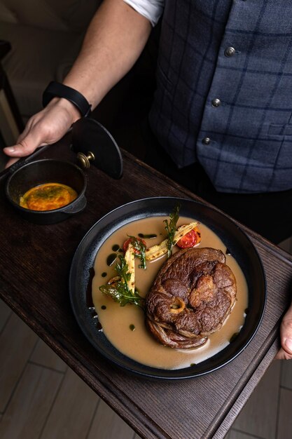 délicieux steak frit en sauce dans un restaurant