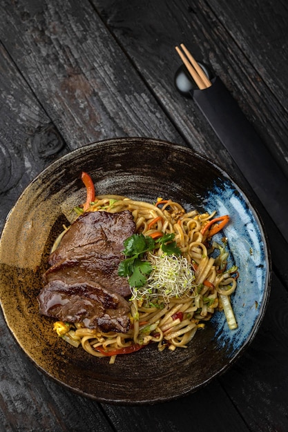 délicieux steak frit en sauce dans un restaurant