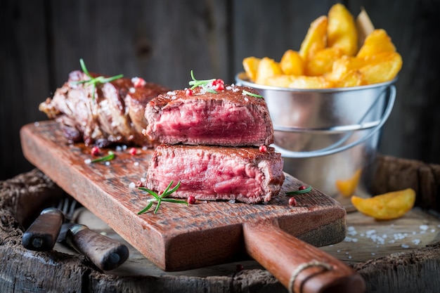 Délicieux steak-frites au romarin et au sel