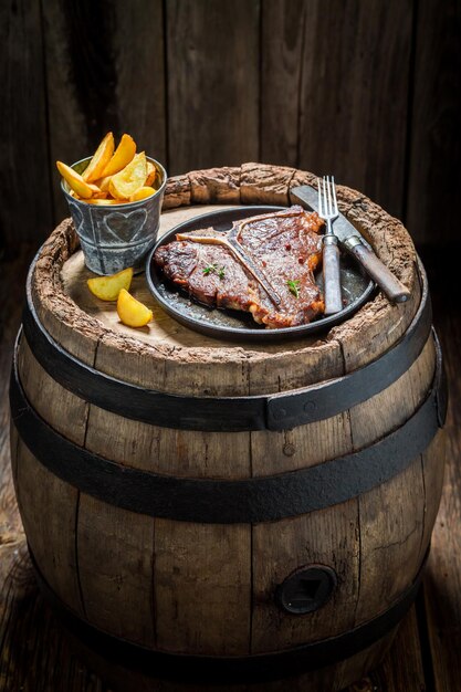 Délicieux steak et frites aux herbes et au sel