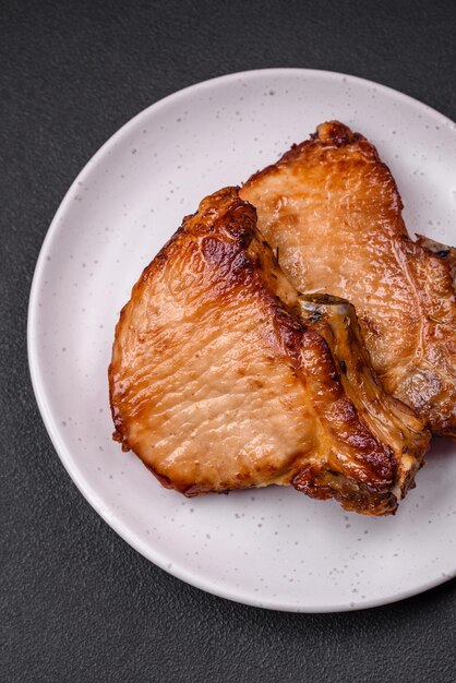 Délicieux steak de porc ou de boeuf juteux avec des épices et des herbes salées