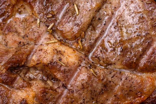 Photo délicieux steak de porc ou de boeuf juteux grillé avec des épices et des herbes salées