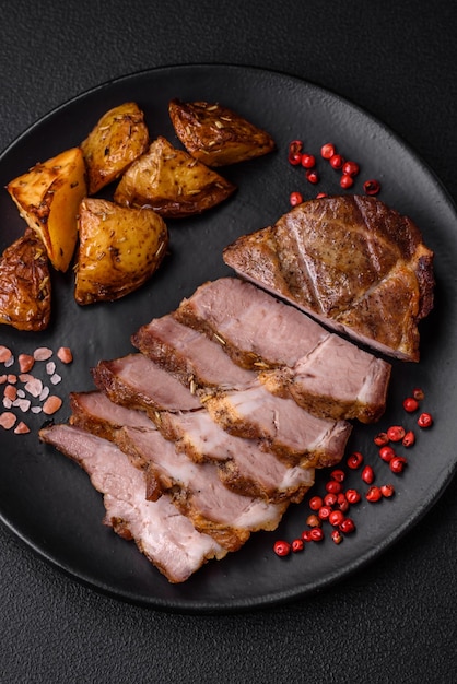 Délicieux steak de porc ou de boeuf juteux grillé avec des épices et des herbes salées