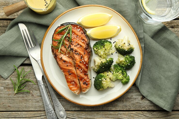 Photo un délicieux steak de saumon grillé avec du brocoli servi sur une table en bois.