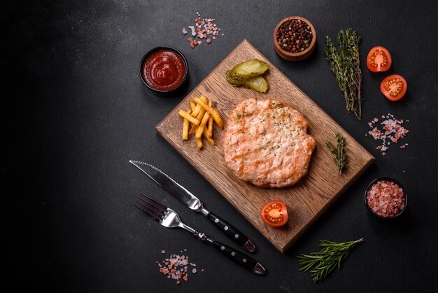 Délicieux steak de viande de dinde grillée fraîche avec des épices et des herbes