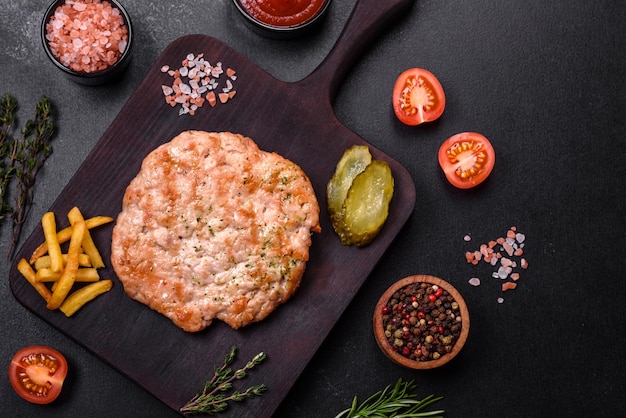 Délicieux steak de viande de dinde grillée fraîche avec des épices et des herbes