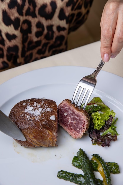 délicieux steak de viande marbrée au restaurant