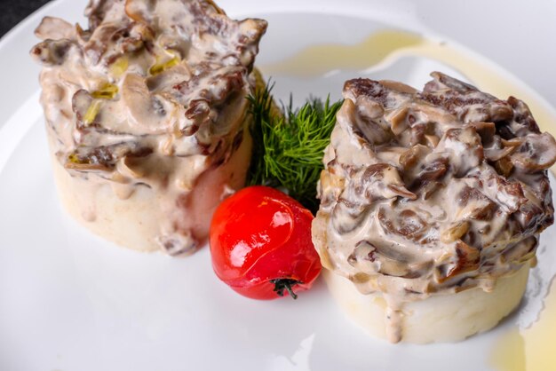 Photo délicieux stroganoff de bœuf avec une purée de pommes de terre douces