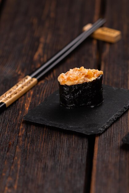 Délicieux Sushi Nigiri sur fond de bois Cuisine japonaise traditionnelle