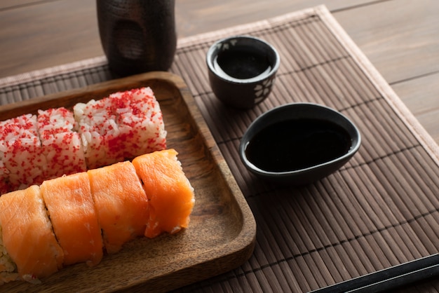 Photo délicieux sushis à angle élevé sur plateau