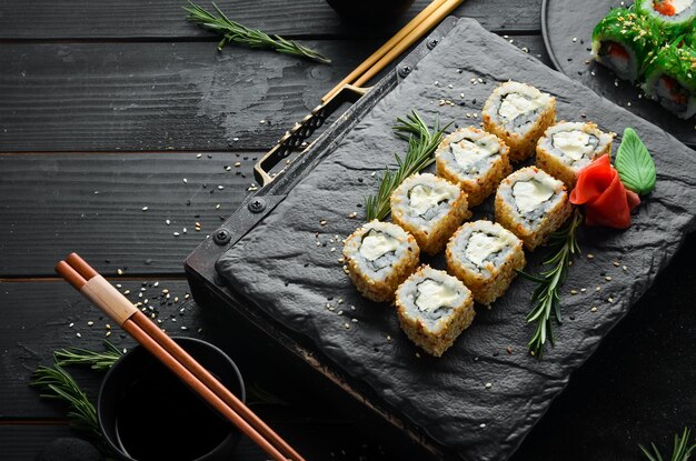 Délicieux sushis au fromage et au sésame Cuisine japonaise Vue de dessus