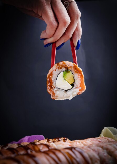 De délicieux sushis, un ensemble de petits pains au thon, au saumon. cuisine japonaise