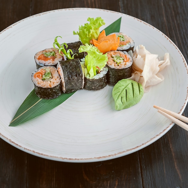 Délicieux sushis faits à la main. Cuisine japonaise traditionnelle