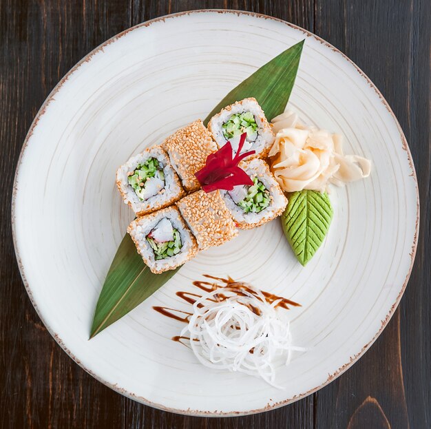 Délicieux sushis faits à la main. Cuisine japonaise traditionnelle