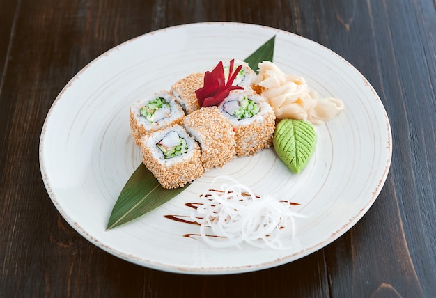 Délicieux sushis faits à la main. Cuisine japonaise traditionnelle