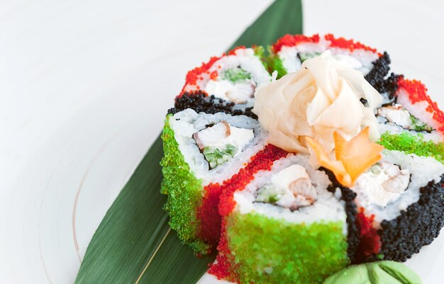 Délicieux sushis faits à la main. Cuisine japonaise traditionnelle