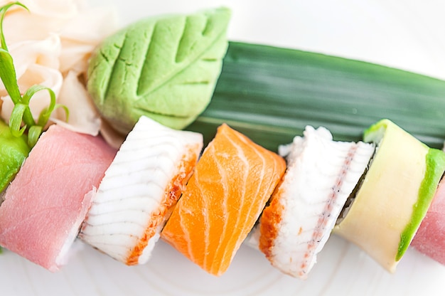 Délicieux sushis faits à la main. Cuisine japonaise traditionnelle