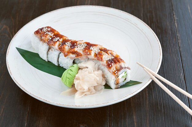 Délicieux sushis faits à la main. Cuisine japonaise traditionnelle