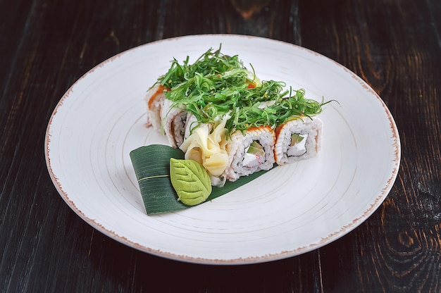 Délicieux sushis faits à la main. Cuisine japonaise traditionnelle