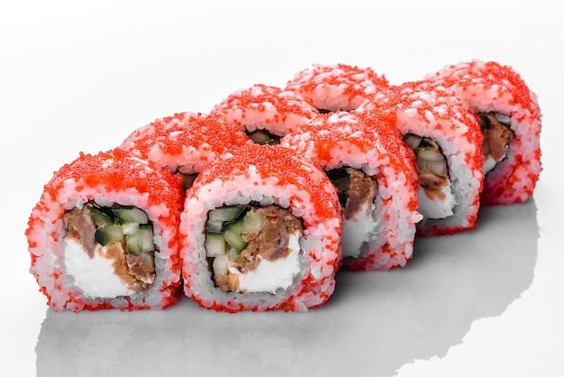 De délicieux sushis frais traditionnels sur fond blanc