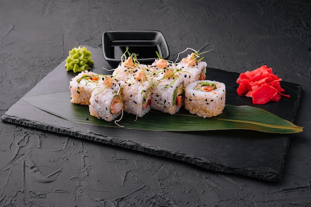 De délicieux sushis japonais frais aux crevettes