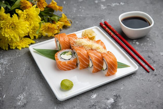 Délicieux sushis, petits pains au saumon. cuisine japonaise