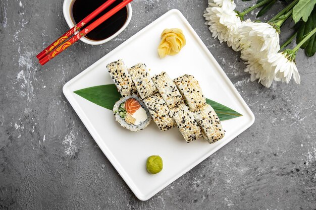 Délicieux sushis, petits pains au saumon. cuisine japonaise