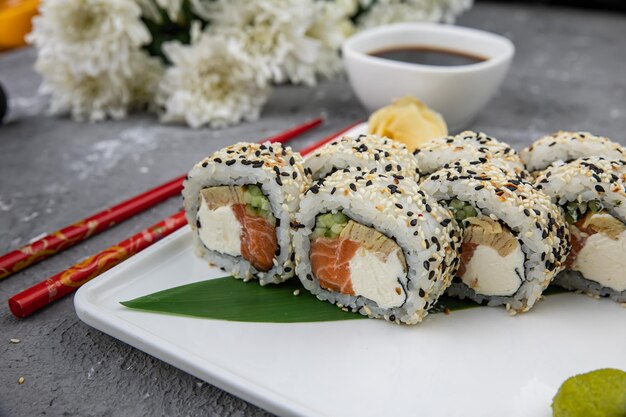 Délicieux sushis, petits pains au saumon. cuisine japonaise