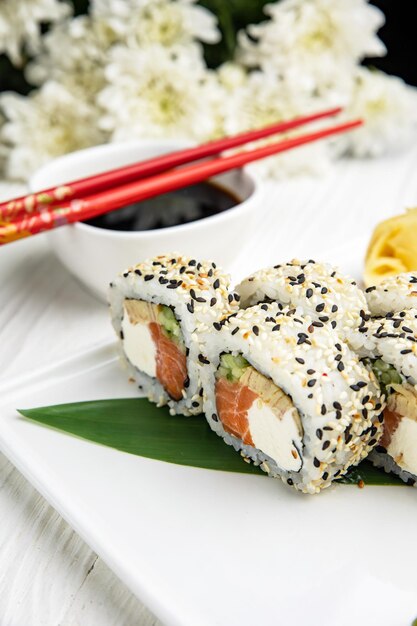 Délicieux sushis, petits pains au saumon. cuisine japonaise