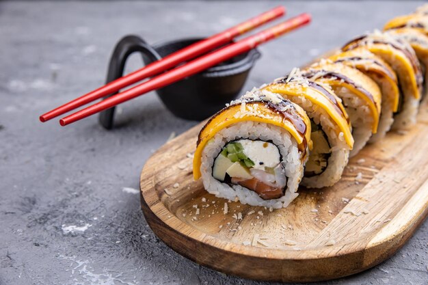 Délicieux sushis, petits pains au saumon. cuisine japonaise