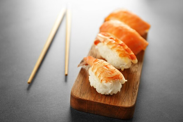 Photo délicieux sushis sur planche de bois