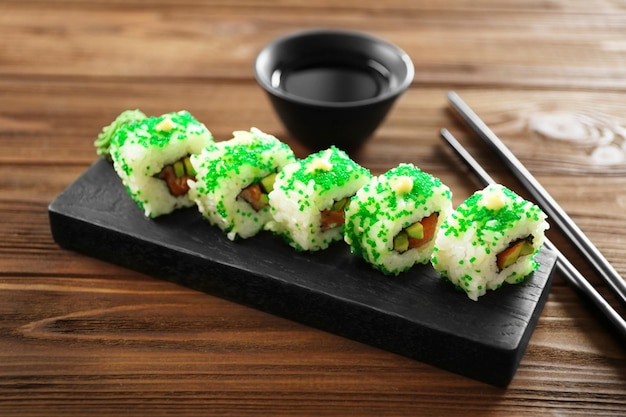 Délicieux sushis sur planche de bois