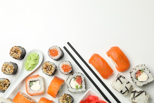 Délicieux sushis roule sur une surface blanche. nourriture japonaise