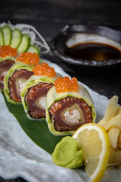 Photo délicieux sushis, rouleaux au thon. cuisine japonaise