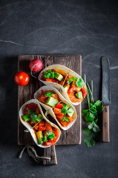 Délicieux tacos au poulet épicé et légumes frais