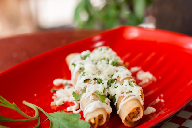 De délicieux tacos mexicains frits avec du fromage et de la crème