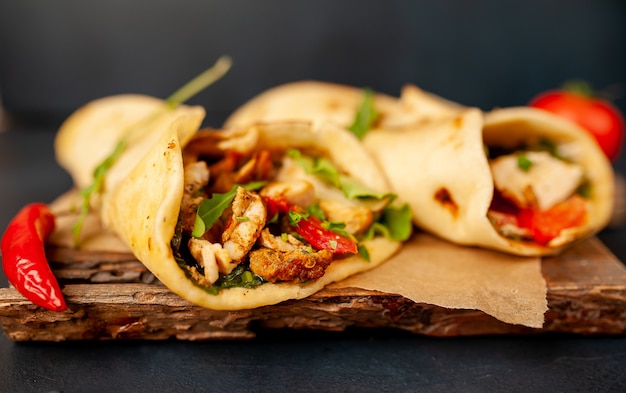 délicieux tacos mexicains avec salade sur fond de béton. cuisine mexicaine