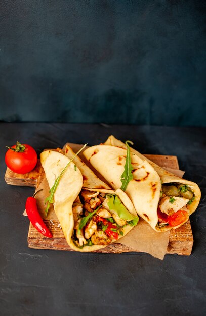 délicieux tacos mexicains avec salade sur fond de béton. cuisine mexicaine