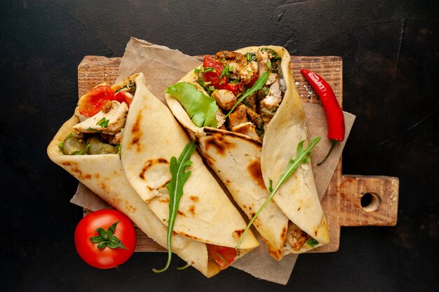 délicieux tacos mexicains avec salade sur fond de béton. cuisine mexicaine