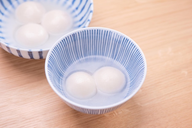 Délicieux tang yuan yuanxiao dans un petit bol Boule de boulettes de riz de fête traditionnelle avec des garnitures farcies pour le Festival des lanternes chinoises en gros plan