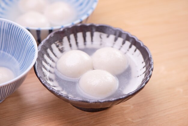 Délicieux tang yuan, yuanxiao dans un petit bol. Boule de boulettes de riz de nourriture festive traditionnelle avec des garnitures farcies pour le festival des lanternes chinoises, gros plan.