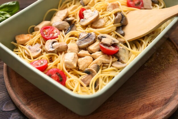 Délicieux tétrazzini de dinde rôtie dans un plat allant au four sur la table