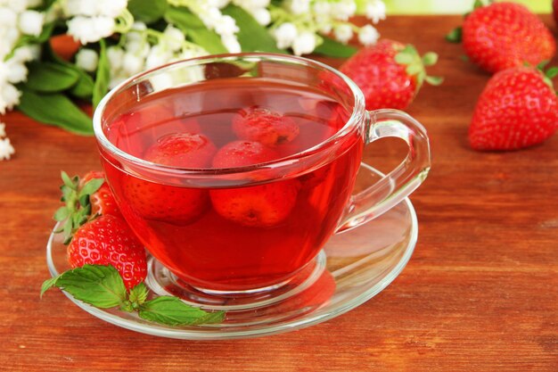 Délicieux thé aux fraises sur table libre